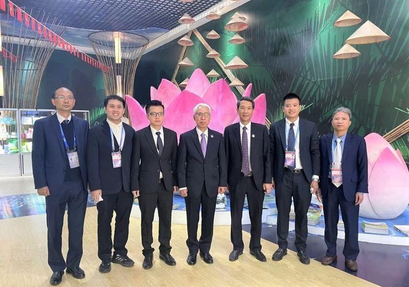 越南驻中国大使范星梅（中间）参观越南商品展区。