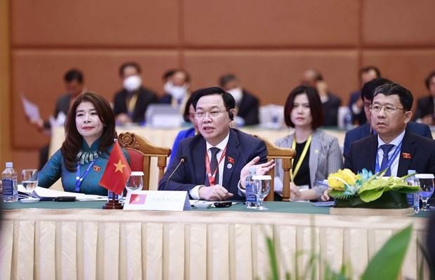 越南国会主席王廷惠(中）出席东盟议会联盟大会执行委员会会议。（图片来源：越通社）