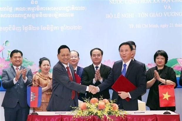 越南政府宗教委员会主任武淮北和柬埔寨礼仪与文化部大臣索坤签署2022-2026年阶段宗教合作协议。（图片来源：越通社）