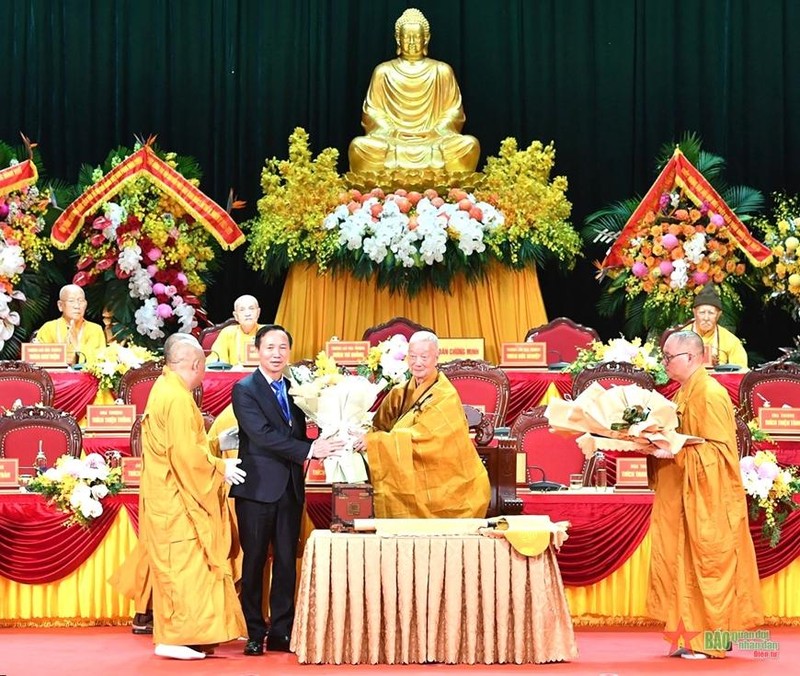 越南政府宗教委员会主任武淮北送花祝贺释智广长老和尚被推尊为证明理事会法主。