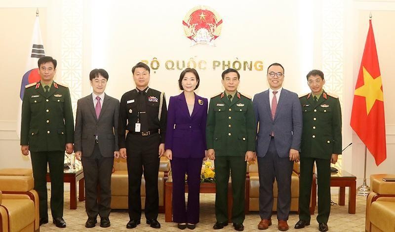 潘文江大将与吴英珠大使及各位代表合影。（图片来源：越南国防部官网）