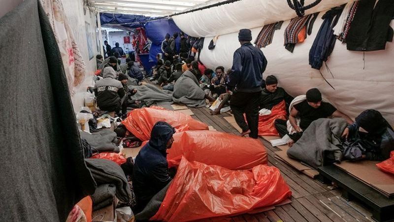 2022年11月6日，移民睡在地中海救援船“海洋维京号”的甲板上。（图片来源：路透社）