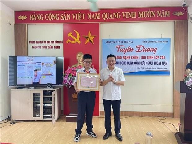 黄孟战学生受荣获锦普市人民委员会主席的奖状。（图片来源：越通社）