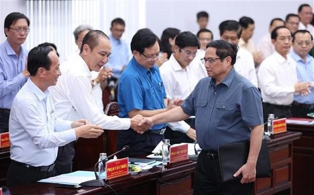 越南政府总理范明正与薄辽省主要领导人举行工作会议。（图片来源：越通社）