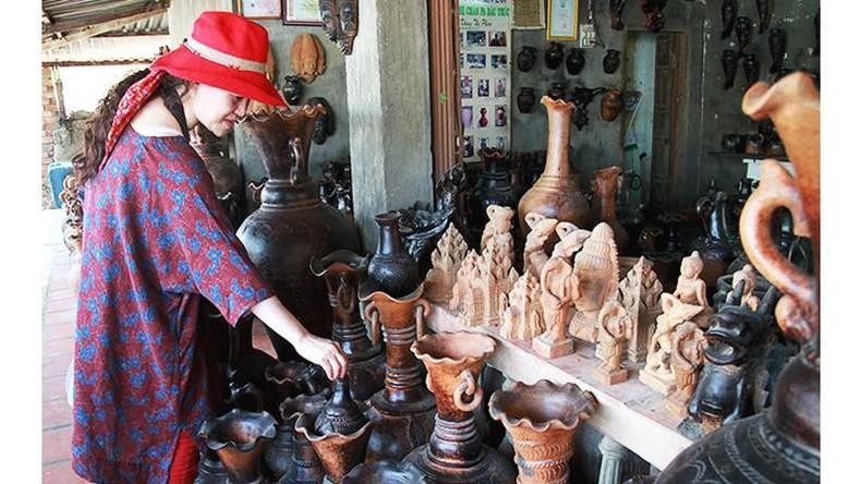 游客参观邓氏潘艺人的 保竹陶器设施。