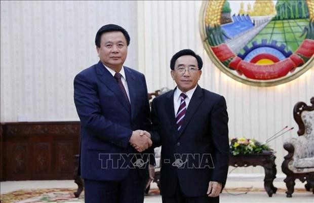胡志明国家政治学院院长阮春胜（左）与老挝政府总理潘坎·维帕万。（图片来源：越通社）