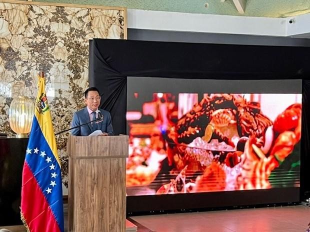越南驻委内瑞拉大使黎曰缘在活动上介绍越南旅游发展情况。（图片来源：越通社）