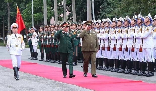 梁强大将和维克多·罗霍·拉莫斯中将检阅越南人民军仪仗队。（图片来源：越通社）