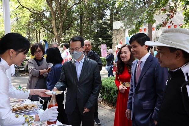 越南驻墨西哥大使阮黄年介绍越南美食特色。（图片来源：越通社）