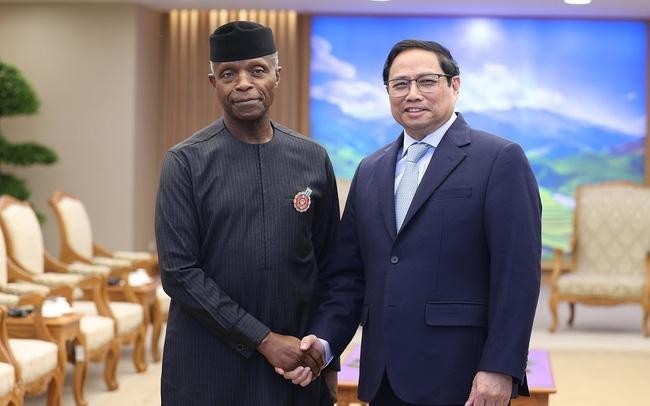 越南政府总理范明正与尼日利亚副总统耶米。（图片来源：越通社）