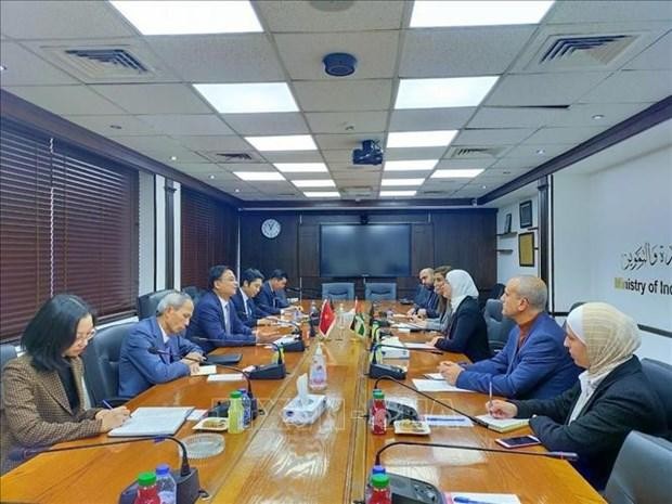 越南外交部副部长范光校与约旦投资部副部长扎赫尔举行工作会议。（图片来源：越通社）