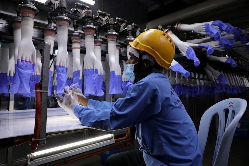 工人在马来西亚手套工厂工作。 （图片来源：路透社）