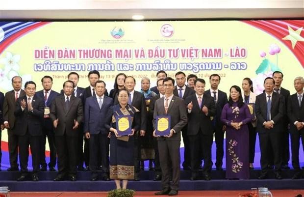 越南与老挝合作谅解备忘录和经济合同交接仪式。（图片来源：越通社）