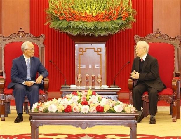 越共中央总书记阮富仲（右）会见老挝人民革命党中央宣训部部长坎潘·佩亚翁。