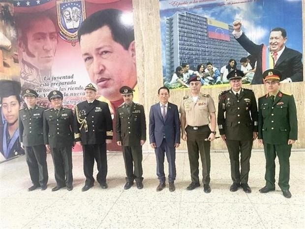 越南驻委内瑞拉大使黎曰缘与代表们合影。（图片来源：越通社）