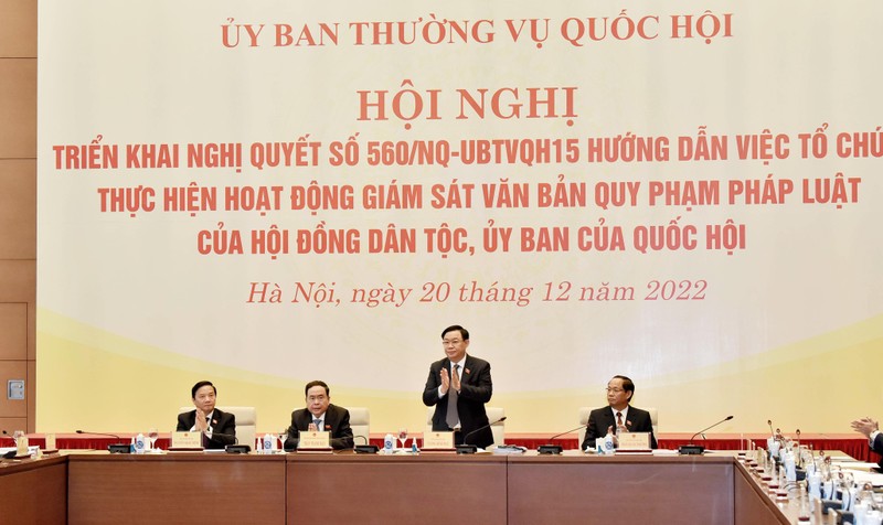 越南国会主席王廷惠主持召开有关法律文件监督工作的决议的部署会议。（图片来源：人民代表报）