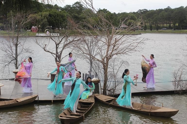春香湖面上的宝禄丝绸服装秀。