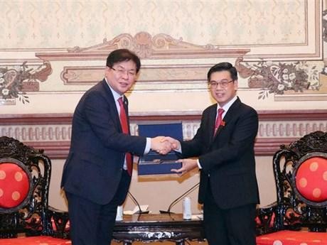 胡志明市人民议会副主席阮文勇（右）与韩国釜山市议会议长安成敏。（图片来源：越通社）
