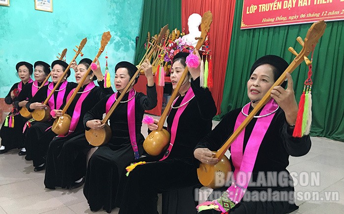 黄同乡茶山村民歌俱乐部在民歌教学班开班仪式上表演。（图片来源：谅山报）