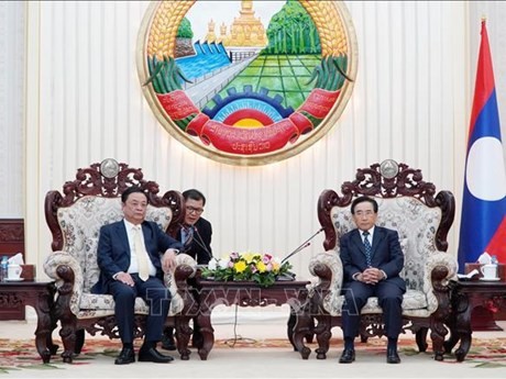 越南农业与农村发展部部长黎明欢与老挝总理潘坎•维帕万。（图片来源：越通社）