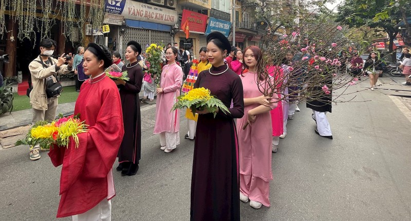 该活动再现越南春节的许多传统礼仪，吸引了人们的广泛关注。