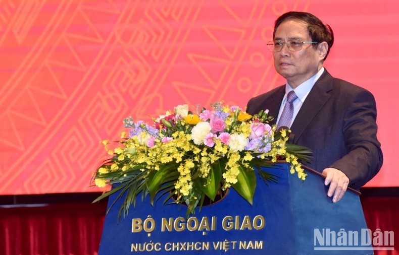 越南政府总理范明正在会上发表讲话。