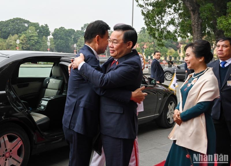 越南国会主席王廷惠欢迎韩国国会议长金振杓。（维灵 摄）