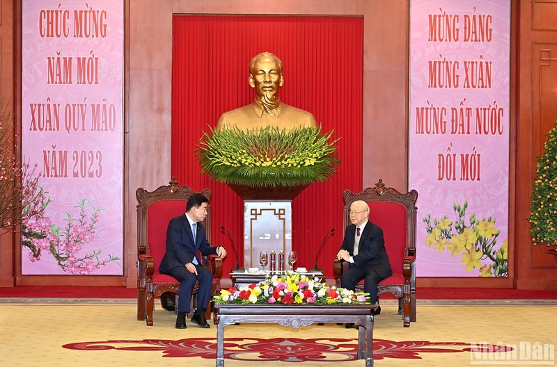 越共中央总书记阮富仲会见韩国国会议长金振杓。