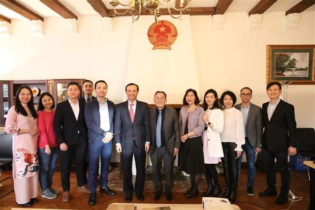 越南驻丹麦大使梁青毅（左六）与执行委员会成员合影留念。（图片来源：越通社）