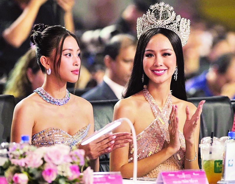 2022年洲际小姐黎阮宝玉（右）和2018年越南小姐陈小微坐在2022年越南小姐大赛评委席。（富寿 摄）