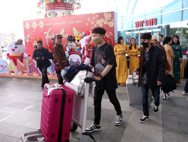 大年初一岘港市迎来首批通过航空入境的外国游客团。