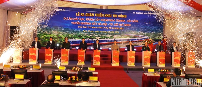 越南政府总理范明正出席芽庄-西贡铁路线路升级改造项目出征仪式。