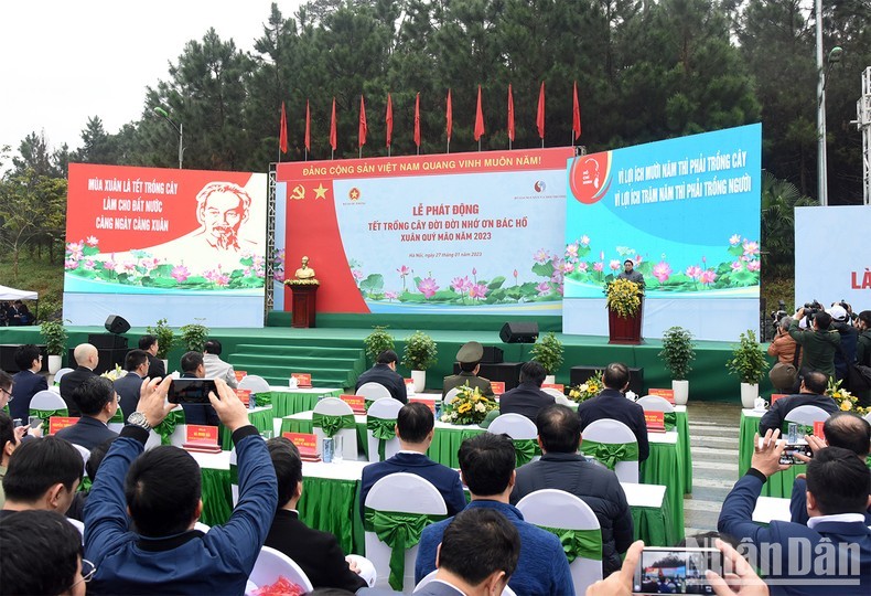 越南政府总理范明正出席新春植树节启动仪式。（陈海 摄）