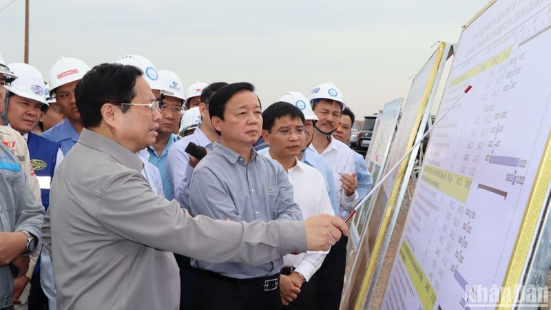 越南政府总理范明正视察同奈省龙城国际机场建设项目。