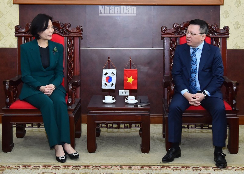 黎国明总编辑会见韩国驻越南大使吴英珠。（水原 摄）