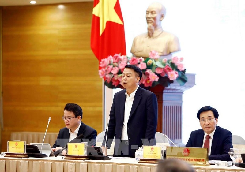 越南财政部副部长阮德芝在新闻发布会上发言。
