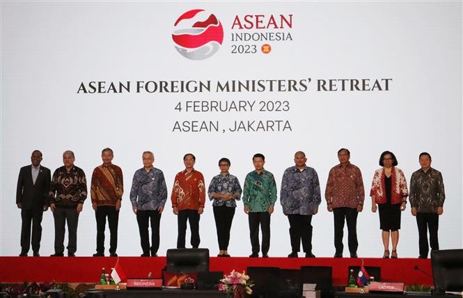 东盟各国外长和东帝汶外长在2月4日召开的东盟外长非正式会议上合影。（图片来源：越通社）