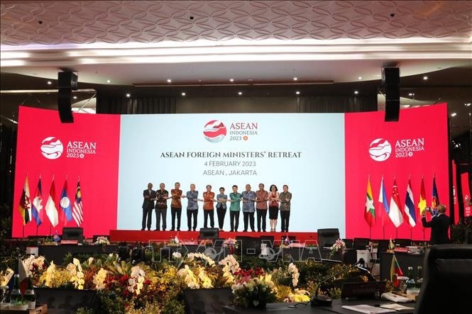 东盟各国外长在东盟国家外交部长非正式会议上合影。（图片来源：越通社）
