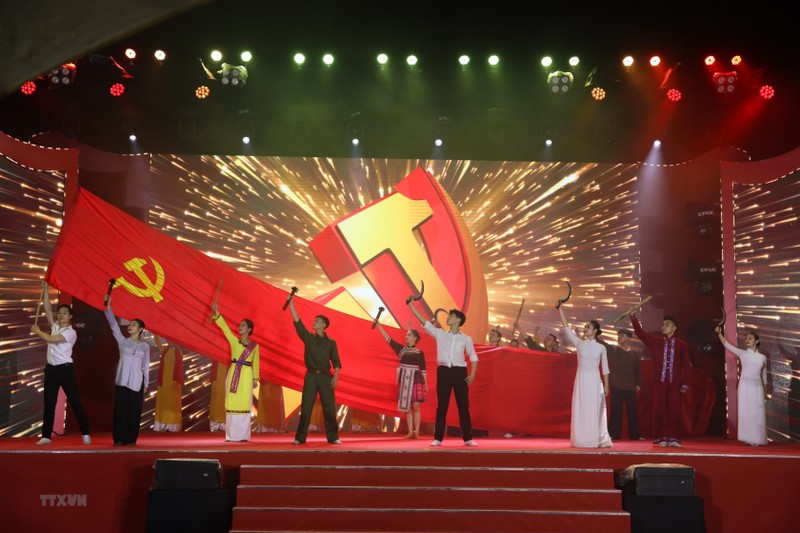纪念越南共产党建立93周年的文艺表演活动。（图片来源：越通社）