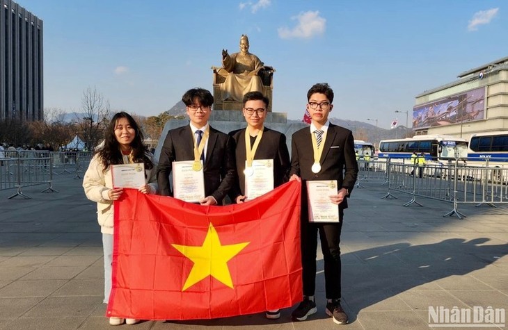 越南四名学生获得世界发明创意奥林匹克大会金牌。