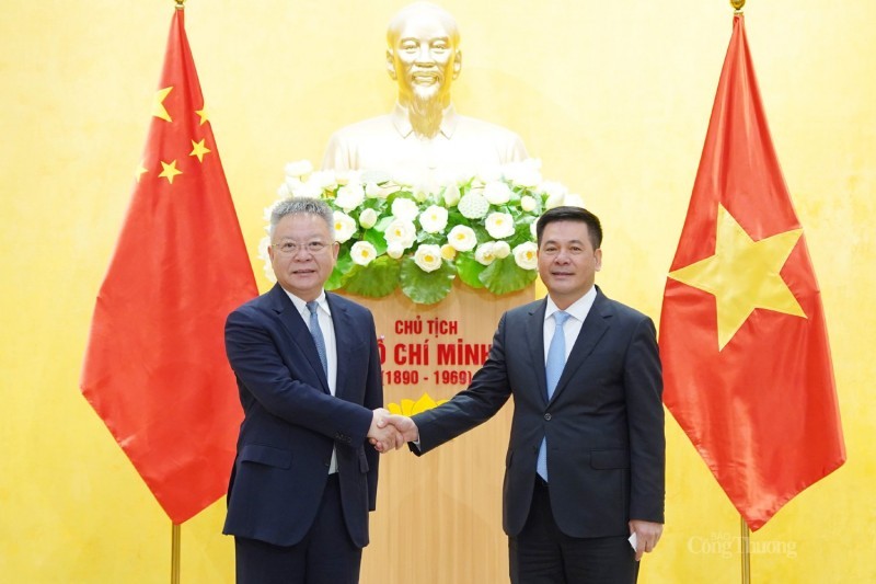 越南工贸部长阮鸿延（右）与中国海南省委书记沈晓明。