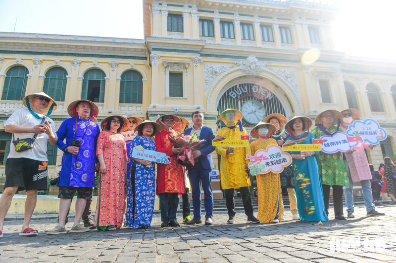 中国游客在胡志明市旅游。