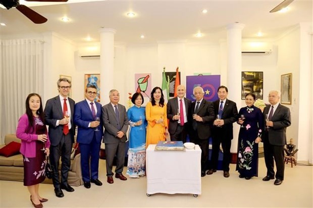 越南外交部副部长黎氏秋姮（左六）与各位代表合影。（图片来源：越通社）
