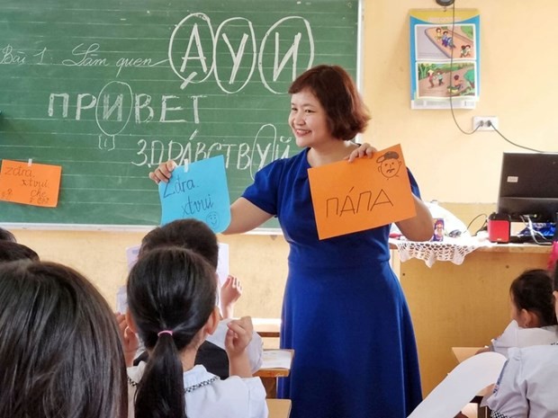 阮瑞英与旅居东欧越南儿童亲切交流。