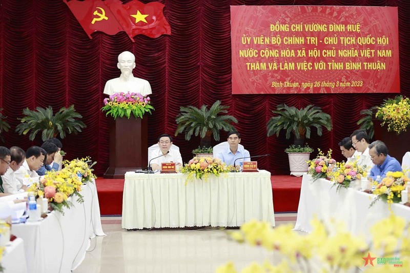 越南国会主席王廷惠与平顺省委常委会举行工作会谈。