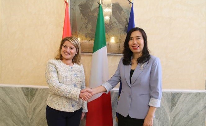 越南外交部副部长黎氏秋姮（右）与意大利外交和国际合作部副部长玛丽亚·特里波迪。（图片来源：越通社）