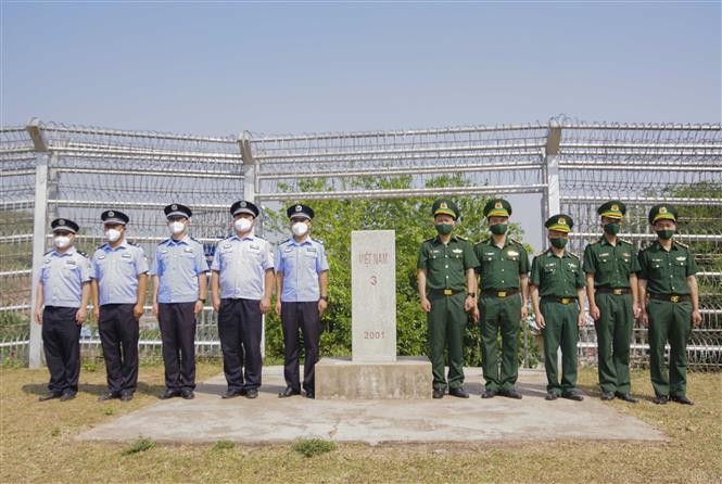 越南阿巴寨边防哨所与中国江城边境管理大队。（图片来源：越通社）