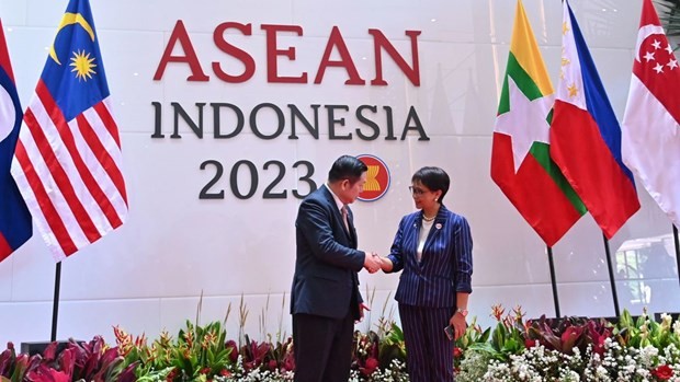 印度尼西亚外交部东盟经济合作司司长与东盟秘书长高金洪。（图片来源：印尼外交部）