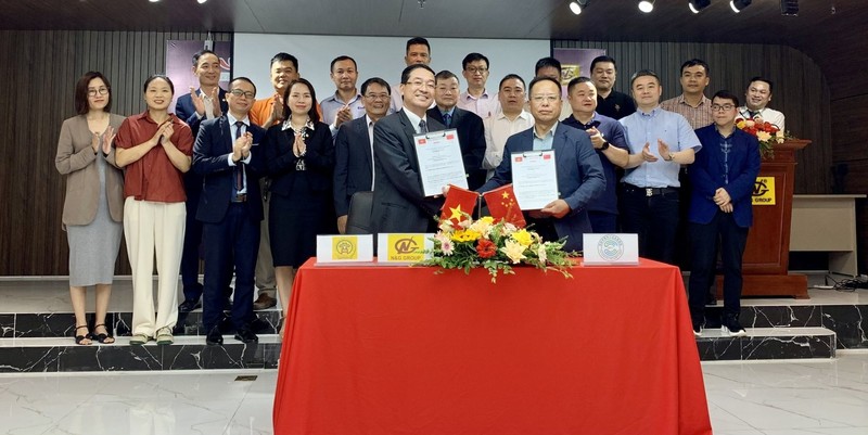 河内辅助工业企业协会与中国苏州市中小企业贸易促进协会之间合作协议签字仪式在河内举行。（图片来源：工贸报）