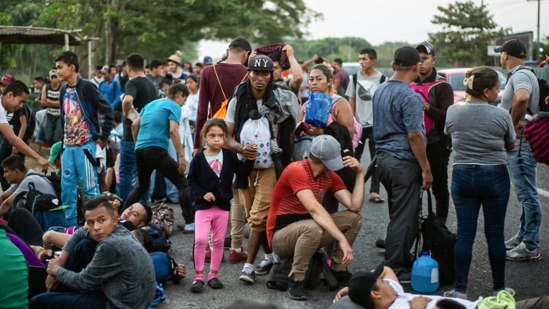 2019年4月15日，中美洲移民在墨西哥恰帕斯州塔帕丘拉的Huixtla地区前往美国。 （图片来源：法新社/越通社）